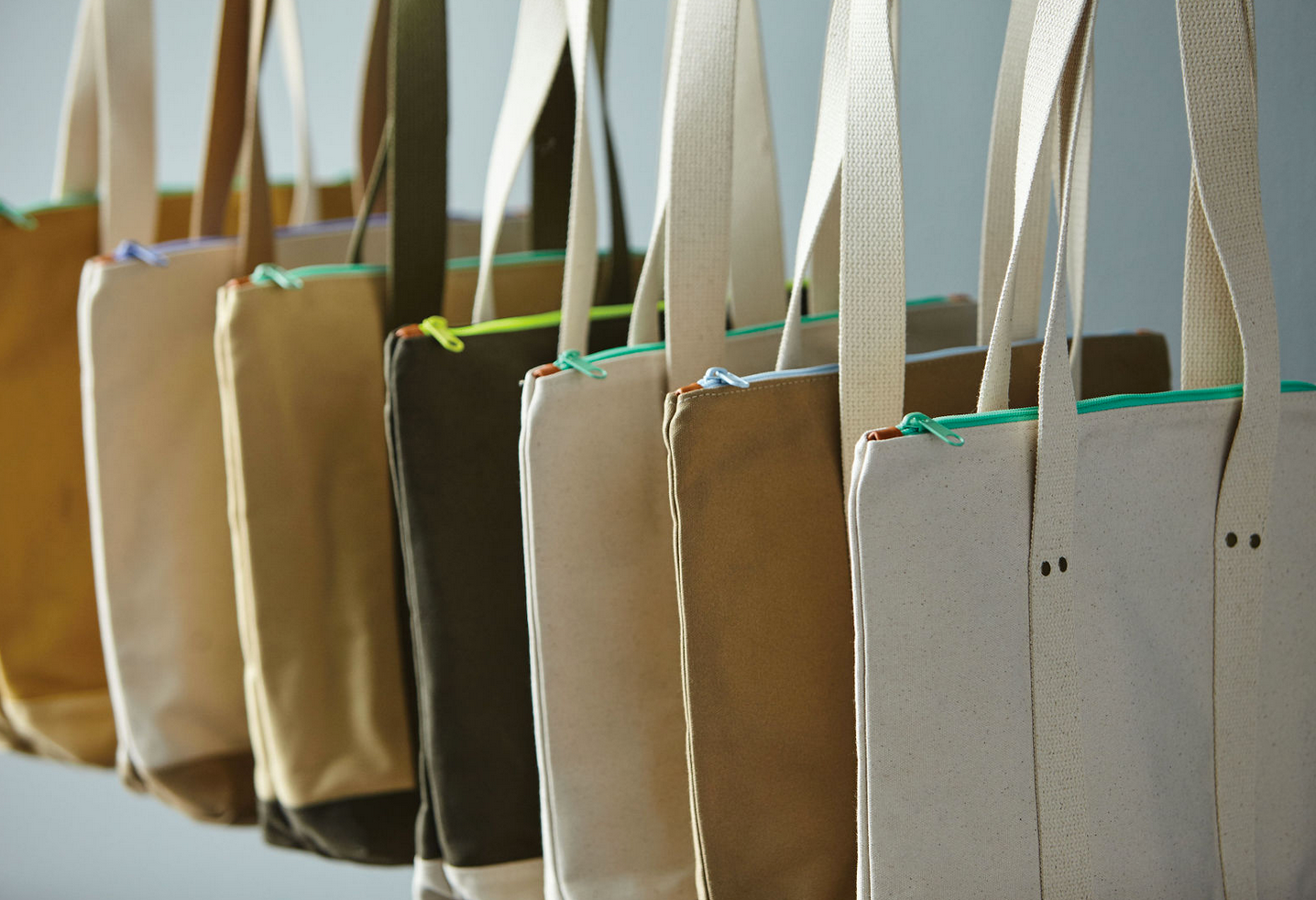 Tote bags with multicolour zippers